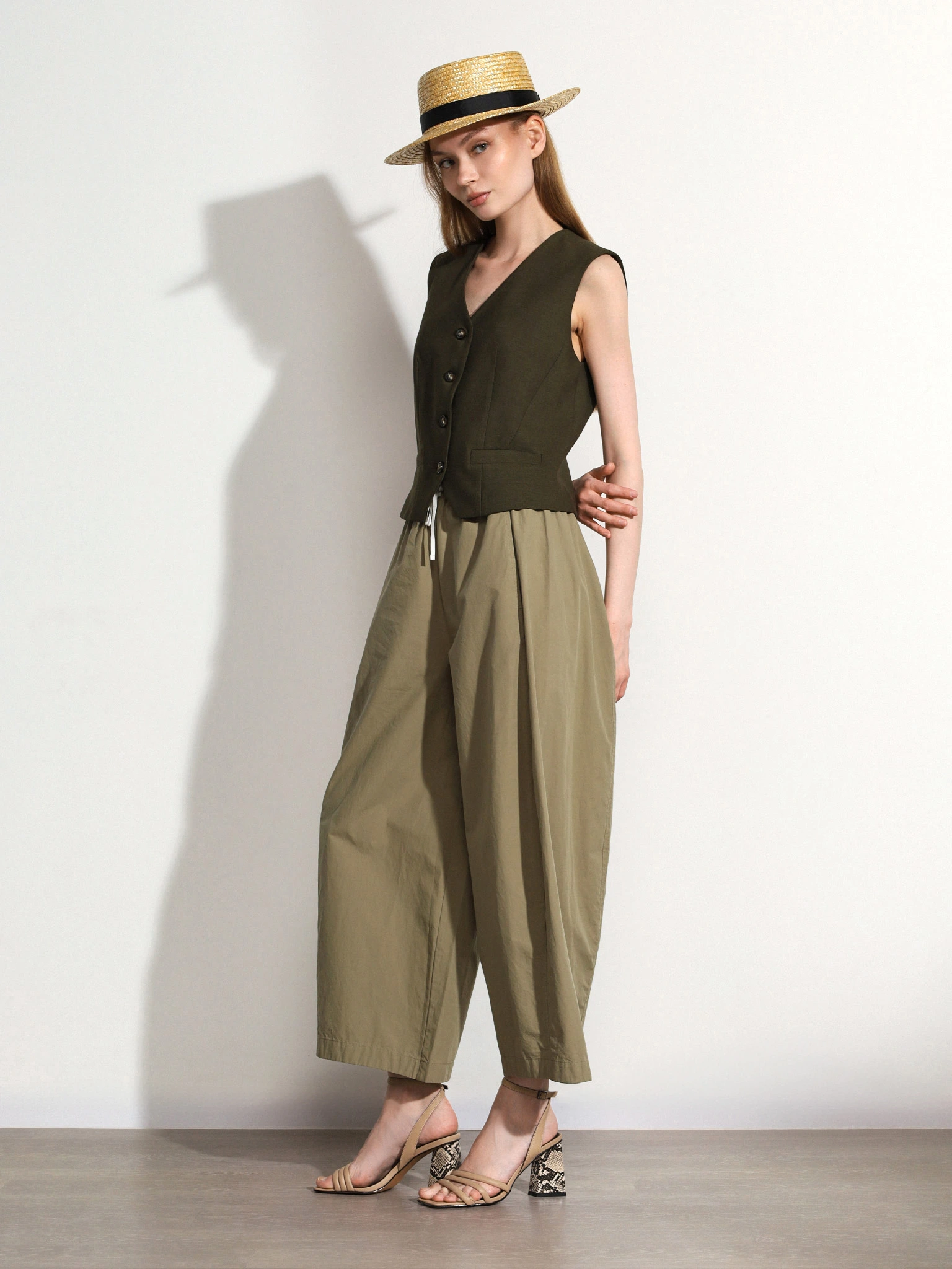 Брюки зеленого цвета из хлопка прямого кроя